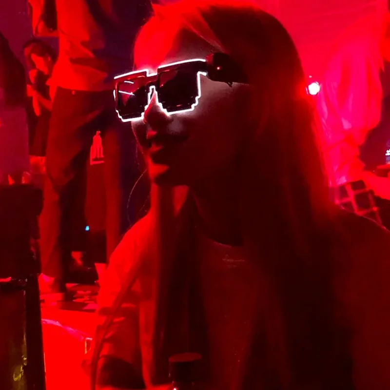 ワイヤレスLEDライトアップグラス、暗闇で光るネオングラス、 - Glow In The Dark Party Glasses のレビューと価格