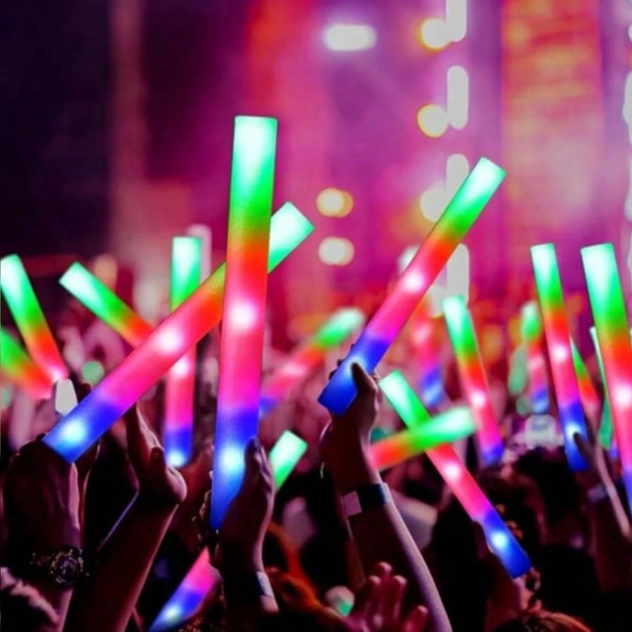105本入り、発光するフォーム製のLEDライトスティック。様 - Flashing Led Foam Sticks Party のレビューと価格